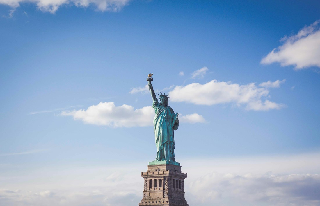 New York silüeti önünde Özgürlük Heykeli
